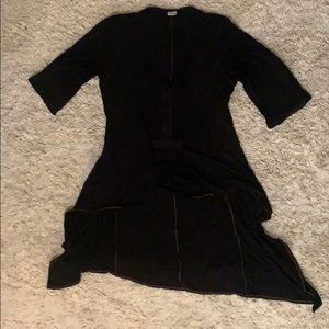 Mid sleeve high to low black shirt